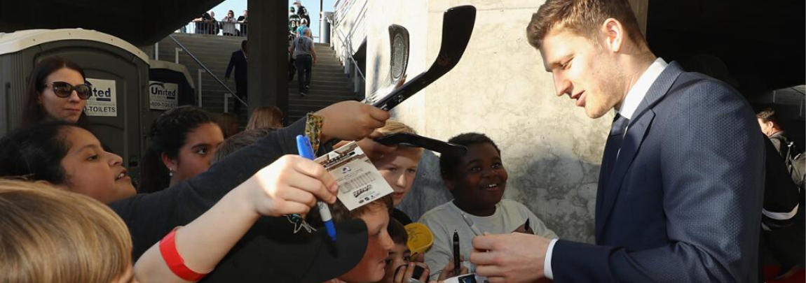 These are the 11 Worst Sports Card Autographs Ever